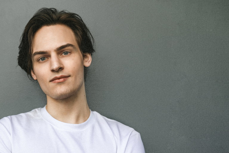 Moritz Mausser. Im Ronacher seit mehr als einem Jahr als Falco umjubelt, versucht der Hauptdarsteller, seine Performance in jeder Vorstellung ein wenig anders anzulegen.