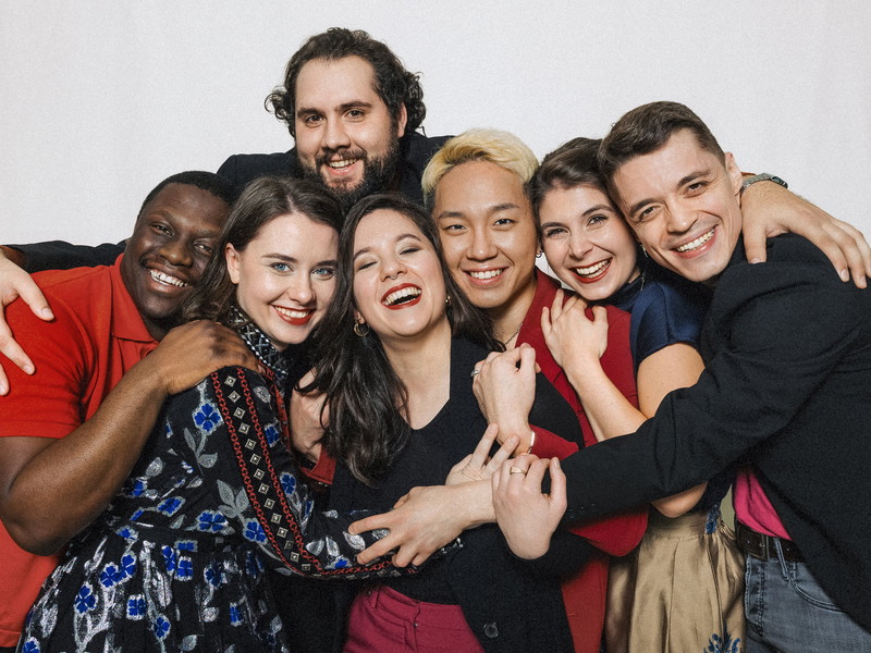 Das Opernstudio – fast in Vollbesetzung. Smelo Mahlangu, Mira Alkhovik,  Camila Aguilera Yáñez, Seiyoung Kim, Hannah Fheodoroff, Christopher Flaskamp (von links) und Trevor Haumschilt-Rocha (hinten). Nicht im Bild: Chelsea Guo.