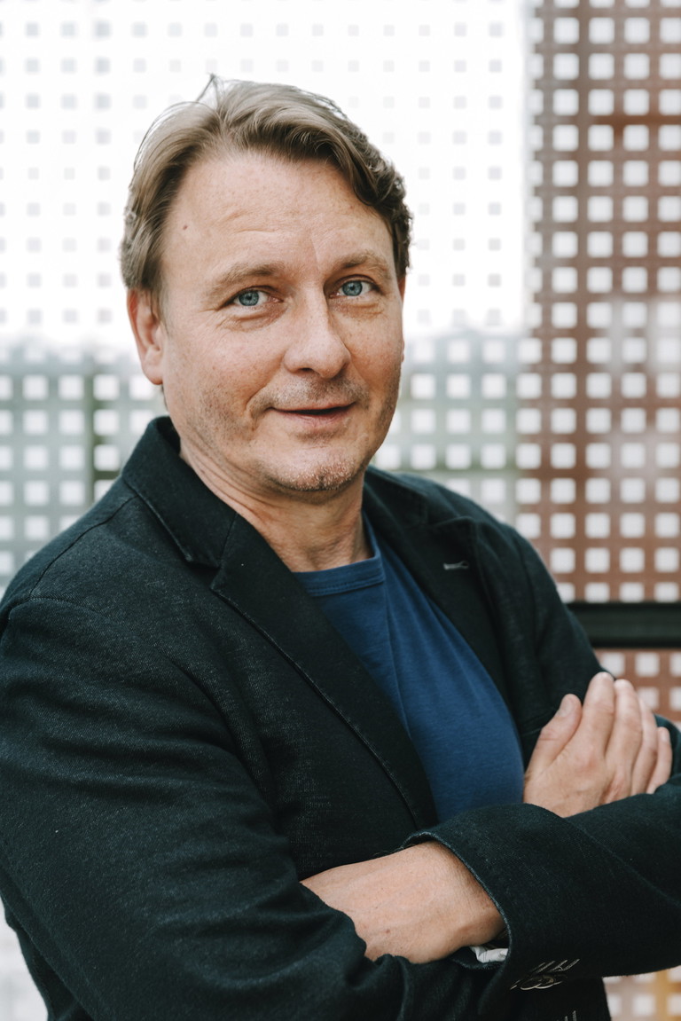 Frank Panhans, geboren 1966 in Greifswald, absolvierte die Theaterhochschule Leipzig und arbeitete als Schauspieler an Theatern in Frankfurt/Oder, Potsdam und Dresden. Im Regiefach debütierte er am Carrouseltheater Berlin; mehrere äußerst erfolgreiche und teilweise preisgekrönte Inszenierungen am renommierten Grips Theater und anderen deutschen Bühnen (zum Beispiel am Düsseldorfer Schauspielhaus, Staatsschauspiel Dresden) folgten.