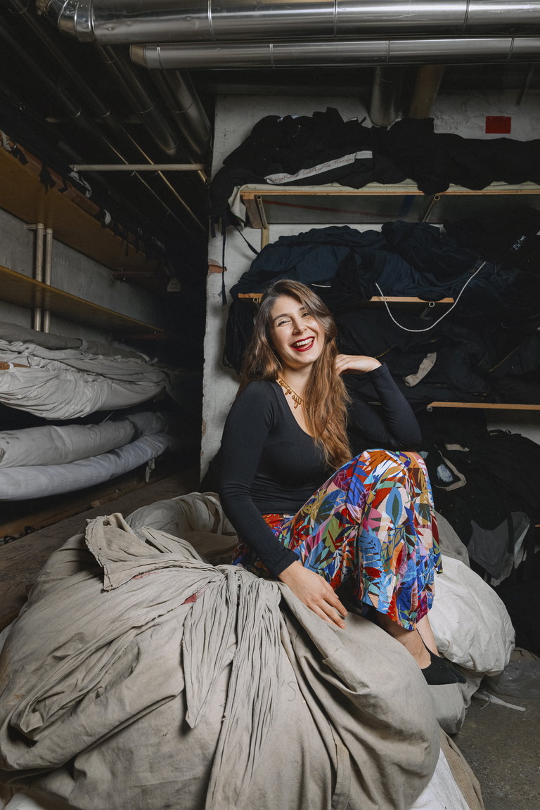 Hannah Fheodoroff stammt aus Klagenfurt und studierte Sologesang an der MUK sowie Instrumental- und Gesangspädagogik an der mdw. Sie unternahm bereits eine Konzertreise nach Sichuan, gab Liederabende mit eigens konzipierten Konzertprogrammen und debütierte im Wiener Musik- verein mit Bachs Magnificat in D-Dur. An der Volksoper ist sie in dieser Saison u. a. als Diana in „Orpheus in der Unterwelt“, Sandmännchen in „Hänsel und Gretel“, Schwester Sophie in „The Sound of Music“ und Laura in „Jolanthe und der Nussknacker“ zu sehen.
