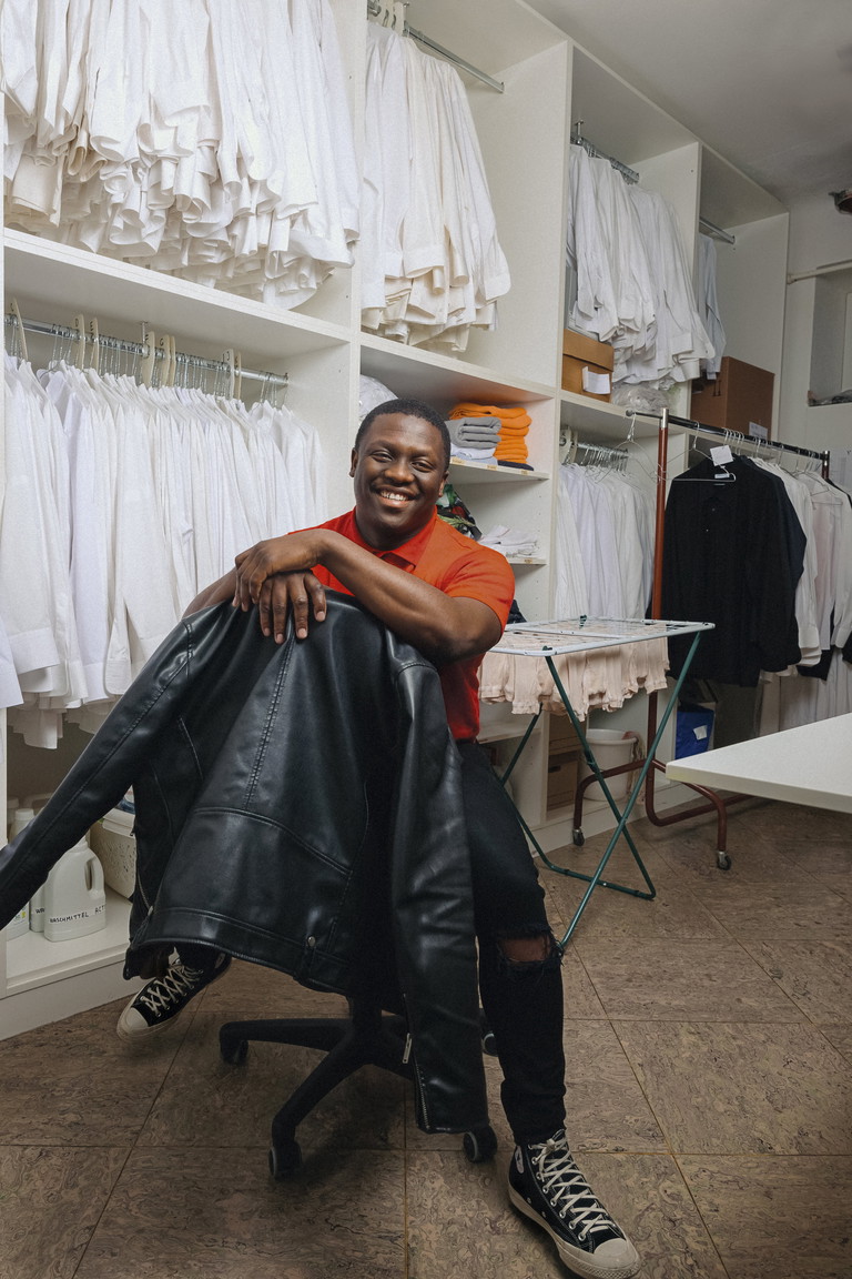 Smelo Mahlangu kam in Kapstadt zur Welt und studierte Music Performance am South African ­College of Music der Universität Kapstadt. Von 2022 bis 2024 war er Mitglied des National Opera Studio in London. Er spielte und sang u. a. Papageno in „Die Zauberflöte für Kinder“ am Royal Opera House und Don Basilio in „Der Barbier von Sevilla“ beim Waterperry Opera Festival. An der Volksoper kann man ihn in der aktuellen Spielzeit auch als Mars in „Orpheus in der Unterwelt“, Périchaud in „La rondine“ und Bertram in „Jolanthe und der Nussknacker“ erleben.