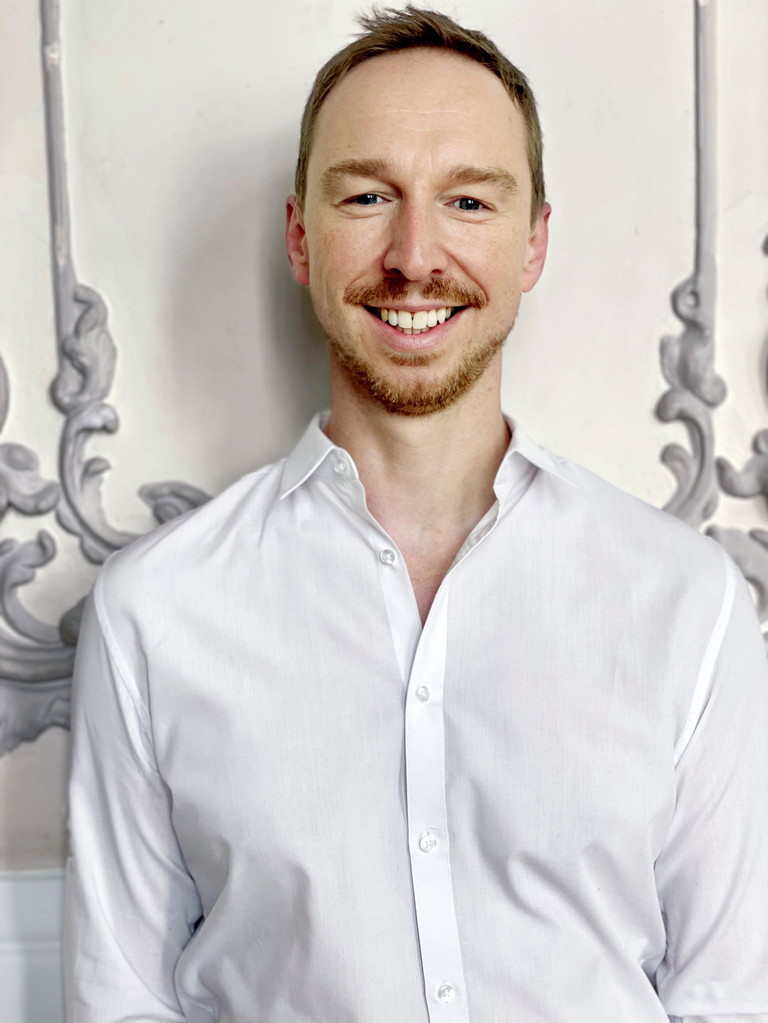 Christoph Sommersguter. Der stellver- tretende Abendspielleiter von „Das Phantom der Oper“ schaut sich mehrmals pro Woche die Vorstellung an, um den Darsteller*innen und technischen Abteilungen Feedback geben zu können.