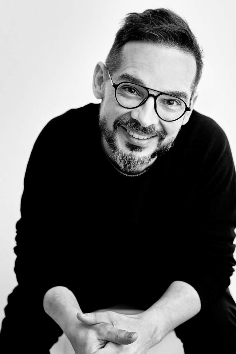Miroslav Srnka studierte Musikwissenschaft und Komposition, zählt zu den wichtigsten Tondichtern seiner Generation und erhielt für seine Arbeiten – darunter die Opern „Make No Noise“ und „South Pole“ – bedeutende Auszeichnungen. Er ist Professor für Komposition an der Hochschule für Musik und Tanz in Köln.