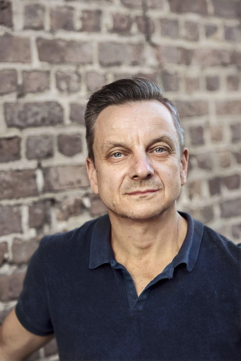 Der Regisseur. Thomas Jonigk, Chefdramaturg des Burgtheaters, führt Regie. Die beiden Stücke hätten ihn sofort in ihren Bann gezogen, erzählt er im Interview. Die Premiere findet als Doppelabend statt, danach werden die Stücke einzeln gezeigt.