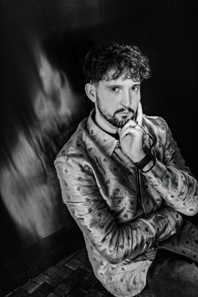 Nikolaus Habjan. Was für eine Saison: Er inszeniert an der Staatsoper und an der Josefstadt – hier die böse Puppen-Komödie „Schicklgruber“ über die letzten Tage im Führerbunker.