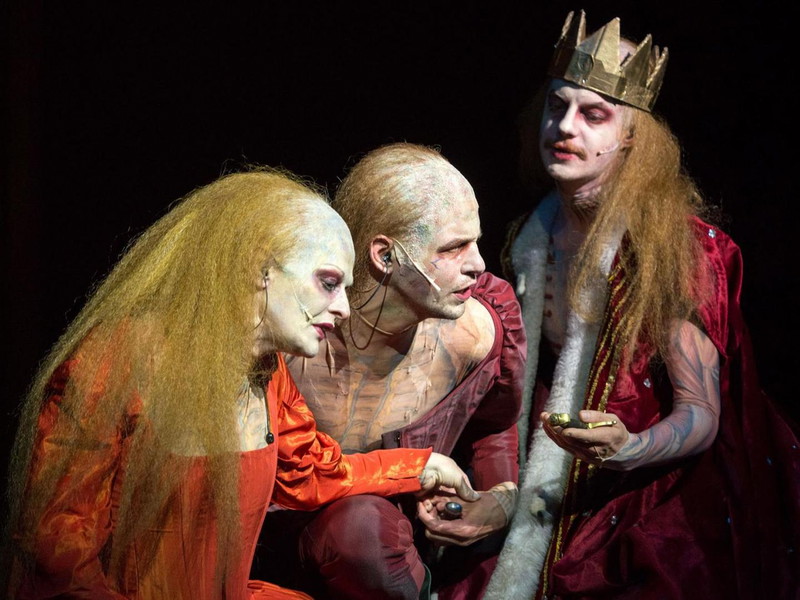 Christiane von Poelnitz, Ole Lagerpusch und Merlin Sandmeyer in „Macbeth“ am Wiener Burgtheater. 