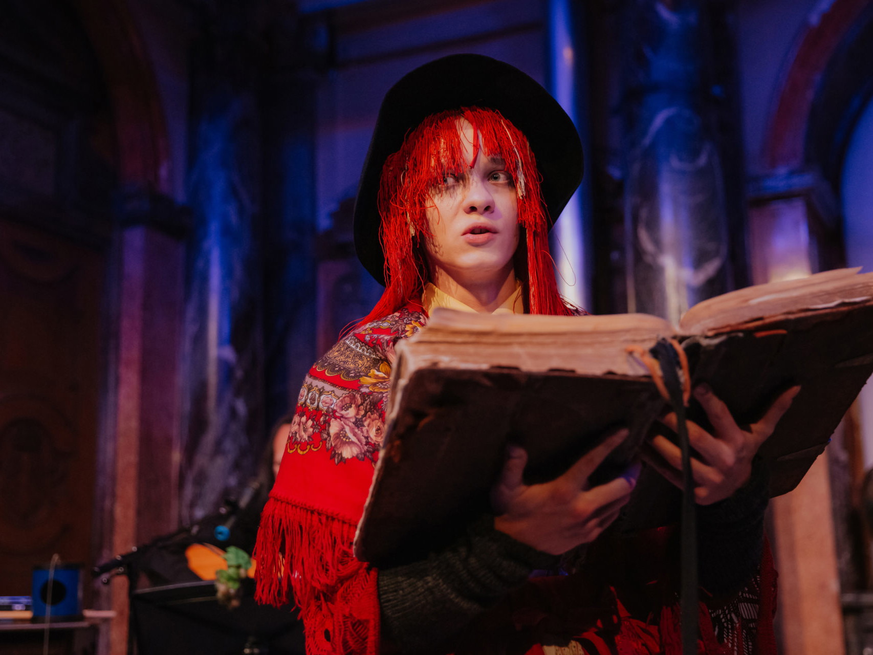Im Rahmen von „Lesen und Lauschen" des Burgtheaterstudios wurde auch "Die kleine Hexe" von Otfried Preußler gestreamt. Im Bild: Felix Kammerer. 