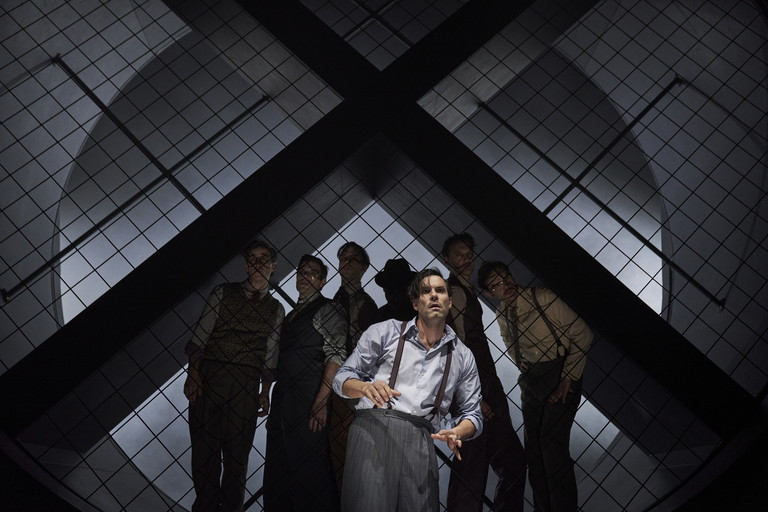 In „Manhattan Project“, inszeniert von Stefan Bachmann, spielt Max Simonischek Robert Oppenheimer.
