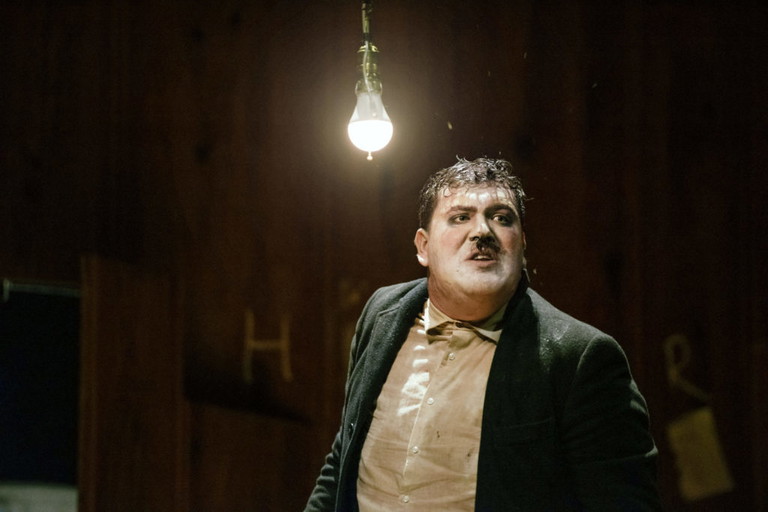 Marcel Heuperman in Itay Tirans Inszenierung von „Mein Kampf".