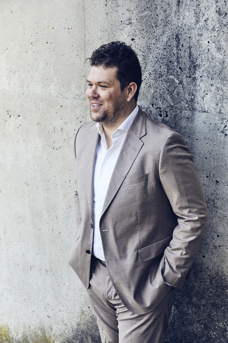 Bereits im Alter von 13 Jahren sammelte der 1994 in Berlin geborene Marcel Heuperman erste Theatererfahrungen – bei niemand Geringerem als Frank Castorf. Er studierte Schauspiel am Mozarteum Salzburg und wurde in der Spielzeit 2015/16 festes Ensemblemitglied am Münchner Residenztheater. Von 2019/20 bis 2024 gehörte er zum Ensemble des Wiener Burgtheaters. Seit dieser Spielzeit arbeitet er frei.