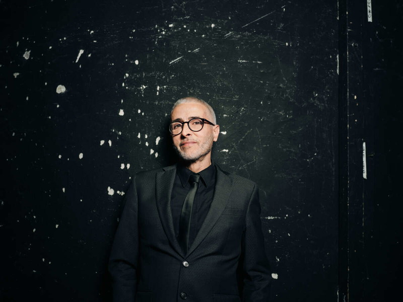 Marcello De Nardo hat italienische Wurzeln. Er studierte am Max Reinhardt Seminar und wurde mit Musicals wie „Cats“ und „Grease“ bekannt. 2005 bis 2013 war er fix im Ensemble des Volkstheaters, wo er u. a. mit „Cabaret“ große Erfolge feierte. Er trat regelmäßig bei den Festspielen Reichenau auf und stand 2013 für die US-Serie „The Quest“ vor der Kamera. Seit 2021 ist er Ensemblemitglied im Theater in der Josefstadt. 