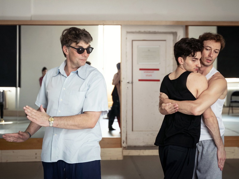 Marco Goecke bei der Arbeit mit Duccio Tariello und Marcos Menha vom Wiener Staatsballets in der Staatsoper.