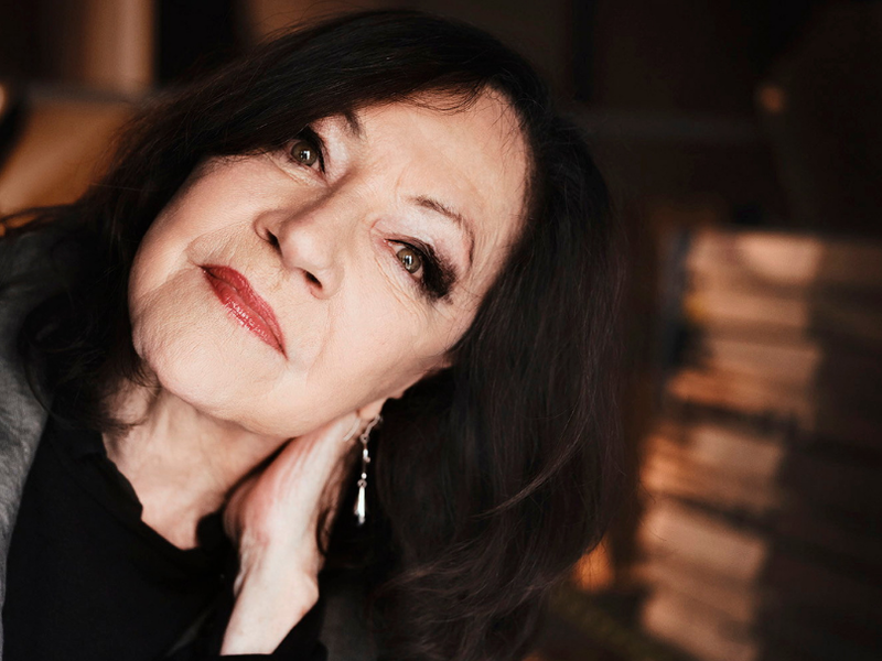 „Ich schminke mich gerne selbst,“ sagt Schauspielerin Maria Bill. 