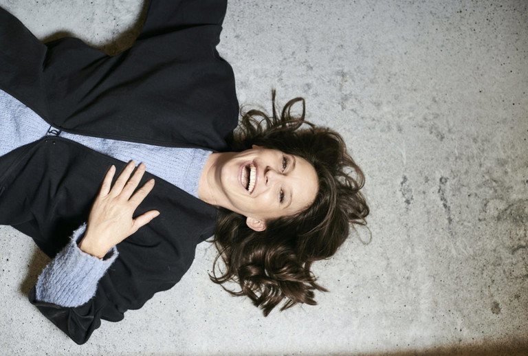 Maria Köstlinger beim Fotoshooting mit der BÜHNE: Ihr Lachen umarmt die Welt.