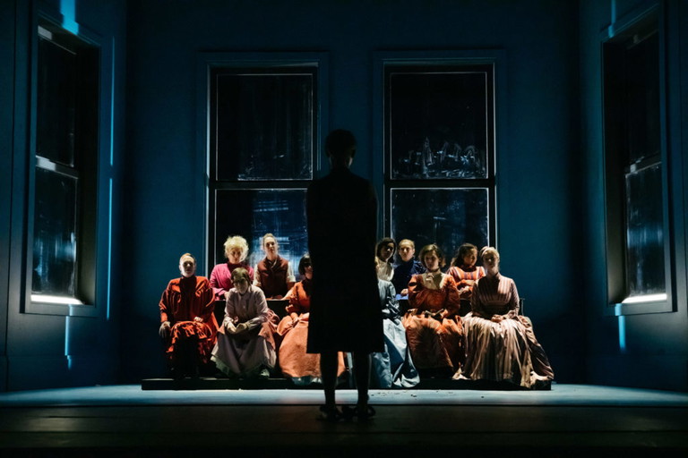 In Lucy Kirkwoods Stück steht ein fast ausschließlich weibliches Ensemble auf der Bühne des Wiener Burgtheaters. Neben Marie-Luise Stockinger sind unter anderen Sophie von Kessel, Barbara Petritsch, Stefanie Dvorak, Sabine Haupt und Stacyian Jackson zu sehen.


