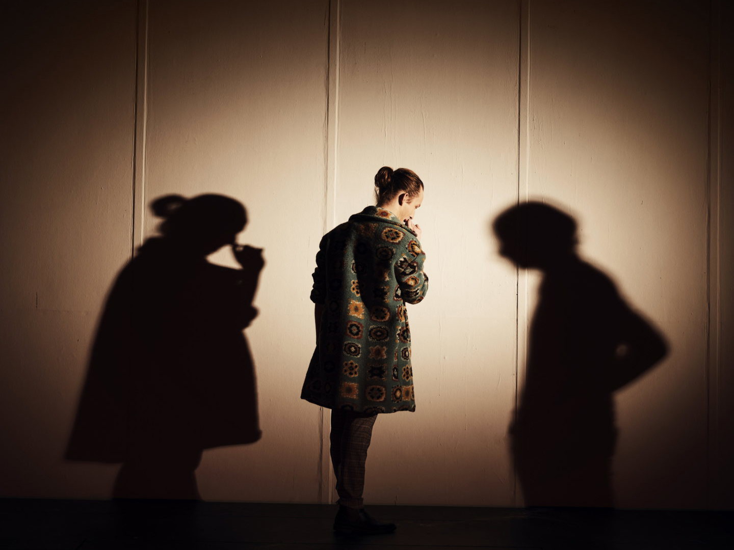 Dunkel umrissen. Marius Zernatto mit Schatten auf
der Bühne des Theaters der Jugend. In „Peter Schlemihls wundersame Geschichte“ verliert er diesen dank einer ausgeklügelten Choreografie.