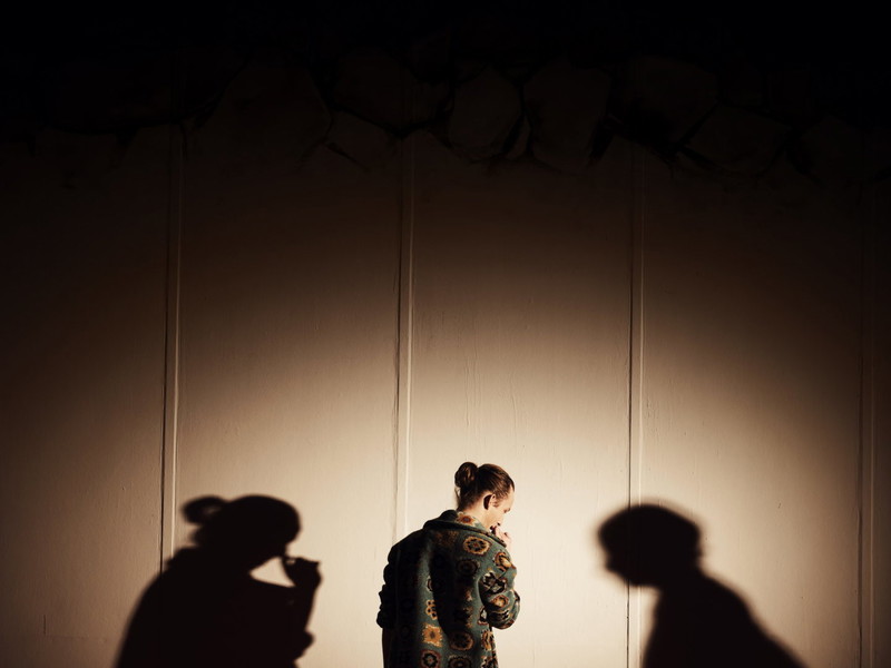 Dunkel umrissen. Marius Zernatto mit Schatten auf
der Bühne des Theaters der Jugend. In „Peter Schlemihls wundersame Geschichte“ verliert er diesen dank einer ausgeklügelten Choreografie.