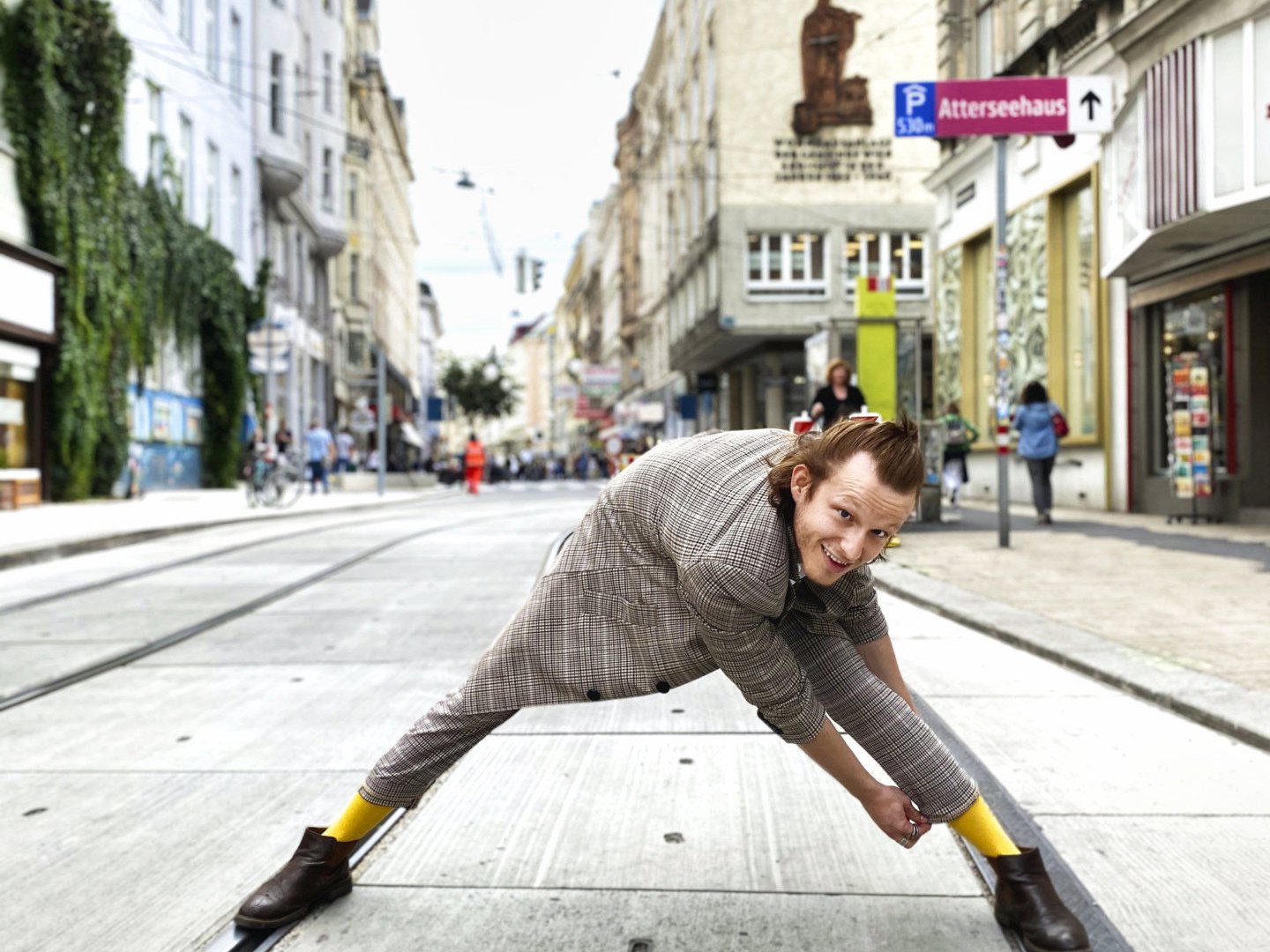 Optisch ein bisschen Joker, humor­technisch ganz Shakespeare: Marius Zernatto  auf den Schienen in der Neubaugasse. Links hinter ihm das Theater der Jugend.