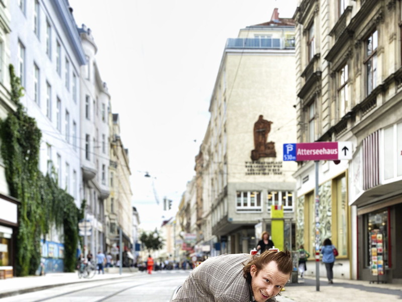 Optisch ein bisschen Joker, humor­technisch ganz Shakespeare: Marius Zernatto  auf den Schienen in der Neubaugasse. Links hinter ihm das Theater der Jugend.