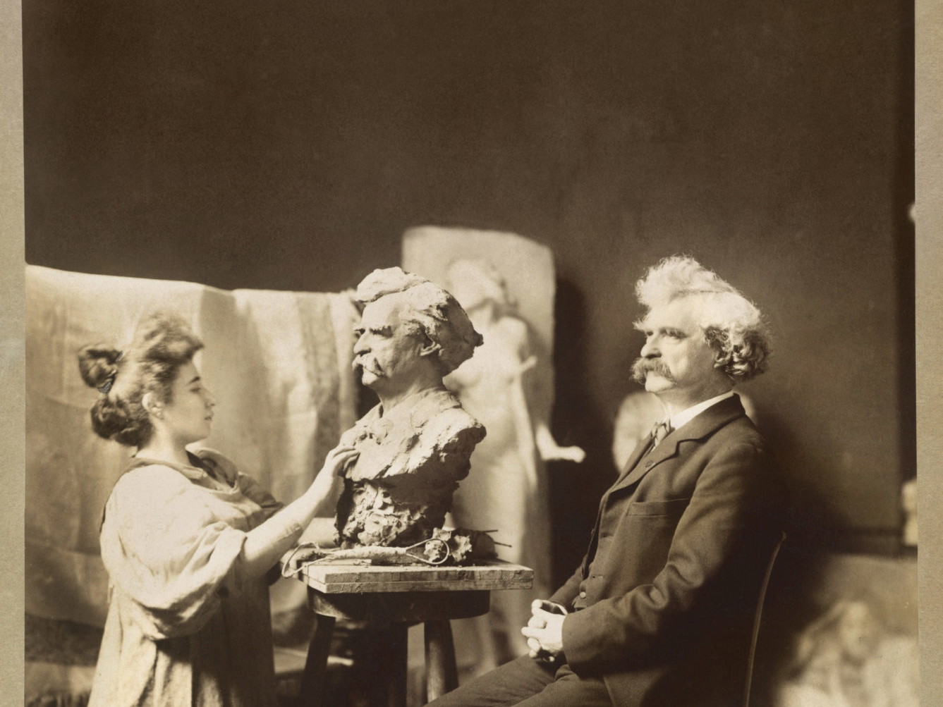 Bilddokument aus der ­Nationalbibliothek: Bildhauerin Teresa Feodorowna Ries porträtiert Mark Twain in Wien. Das Foto davon fanden wir im Archiv der ONB.