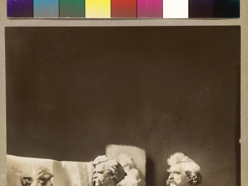 Bilddokument aus der ­Nationalbibliothek: Bildhauerin Teresa Feodorowna Ries porträtiert Mark Twain in Wien. Das Foto davon fanden wir im Archiv der ONB.