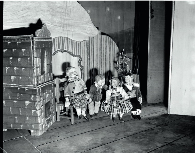 Dokument aus dem Jahr 1952: Die Marionettenbühne des Kosmos-Theaters brachte den Klassiker „Die Abenteuer des Tom Sawyer“ als Puppenstück auf die Bühne – eine Hommage an den Besuch Mark Twains in Wien.