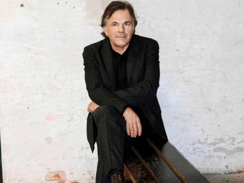 Kaum jemand im Kulturbereich kann Kultur so verständlich machen wie er: Markus Hinterhäuser, Intendant der Salzburger Festspiele – hier auf einer Bank im Backstage­bereich der Festspiele.