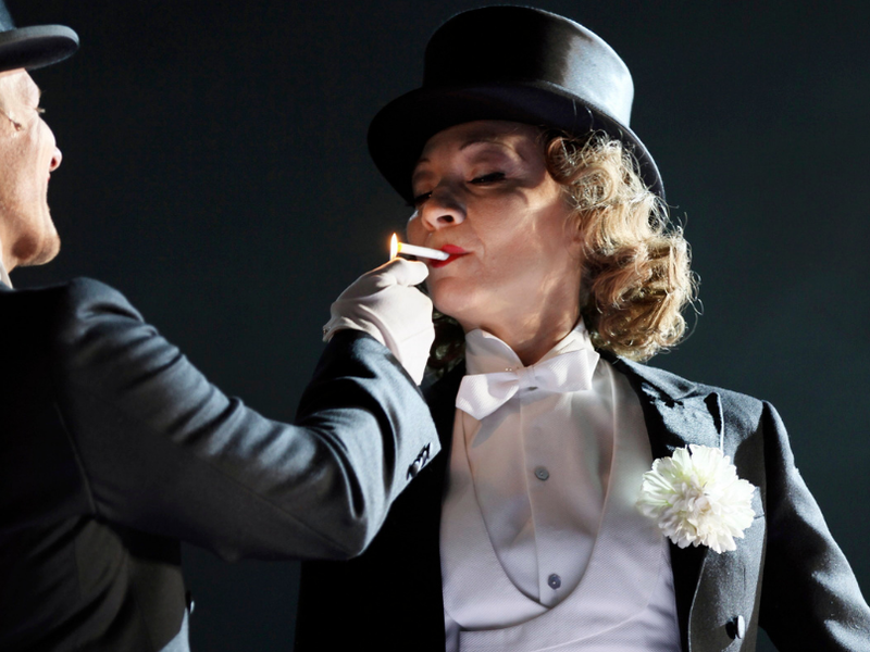 Sona MacDonald als Marlene Dietrich im Theater in der Josefstadt.