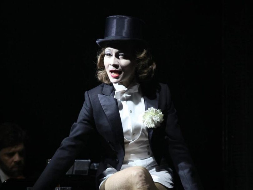 Ein Frack, charakteristische Augenbrauen, blonde Haare, ein Zylinder: Sona MacDonald verwandelt sich auf der Bühne der Wiener Kammerspiele in die Ikone Marlene Dietrich.