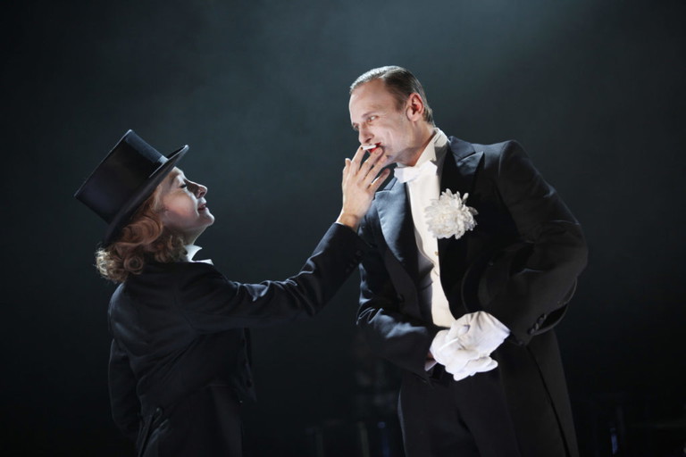 Sona MacDonald ist Marlene Dietrich, Martin Niedermair verkörpert die männlichen Figuren in ihrem Leben.