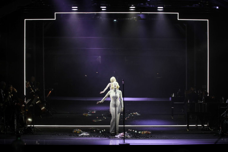 Sona MacDonald ist Marlene Dietrich. Sie singt und spielt sich mit großer Intensität in den Wiener Kammerspielen durch das Leben der Jahrhundertgestalt.
