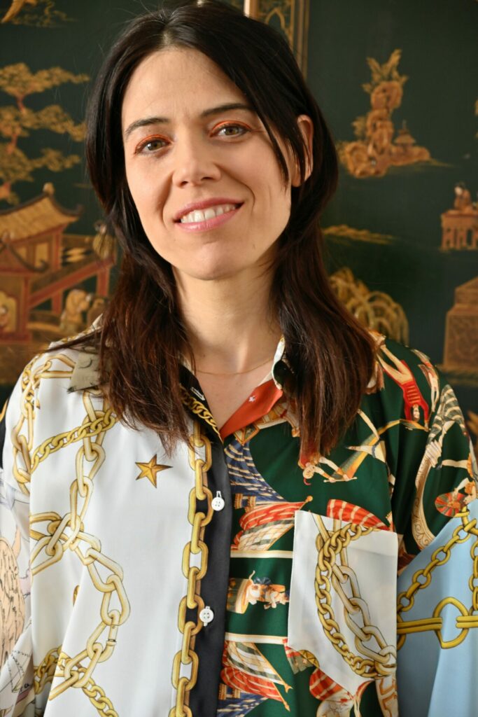 Marta Navaridas studierte Übersetzen und Dolmetschen an der UPF Barcelona, Choreografie am ArtEZ College of Art in Arnheim und Mime an der HKA Amsterdam Theatre School. Gemeinsam mit Alex Deutinger entwickelt sie seit 2009 textbasierte Performancearbeiten wie „Emancipation of Wonder“, „I Would Like to Be a Better Person“, „Octopus, Your Majesties“. Seit 2015 produziert sie auch eigene Performances: „The Battle, I Swear“, „Onírica“ und „Stomach“.