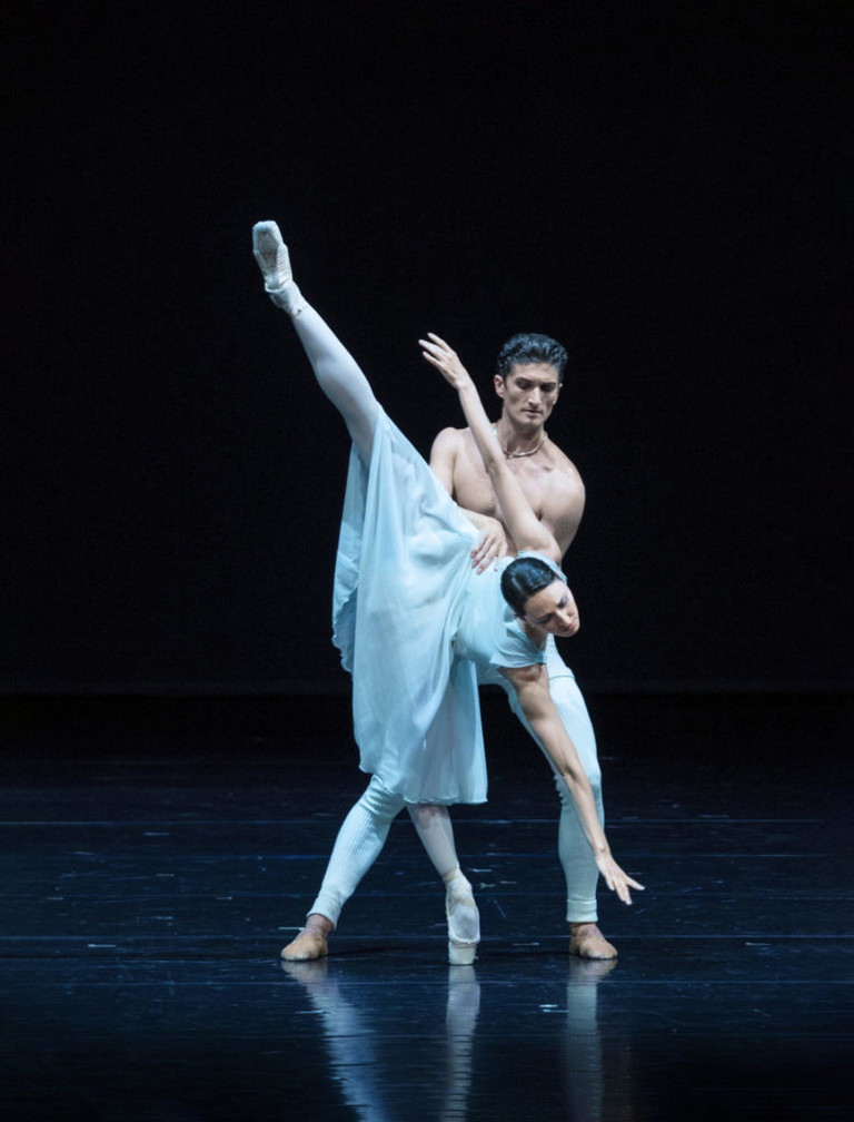 „Adagio Hammerklavier“ von Hans van Manen hen und kommt nun 
in der Reihe „­Hollands Meister“ an die Volksoper.