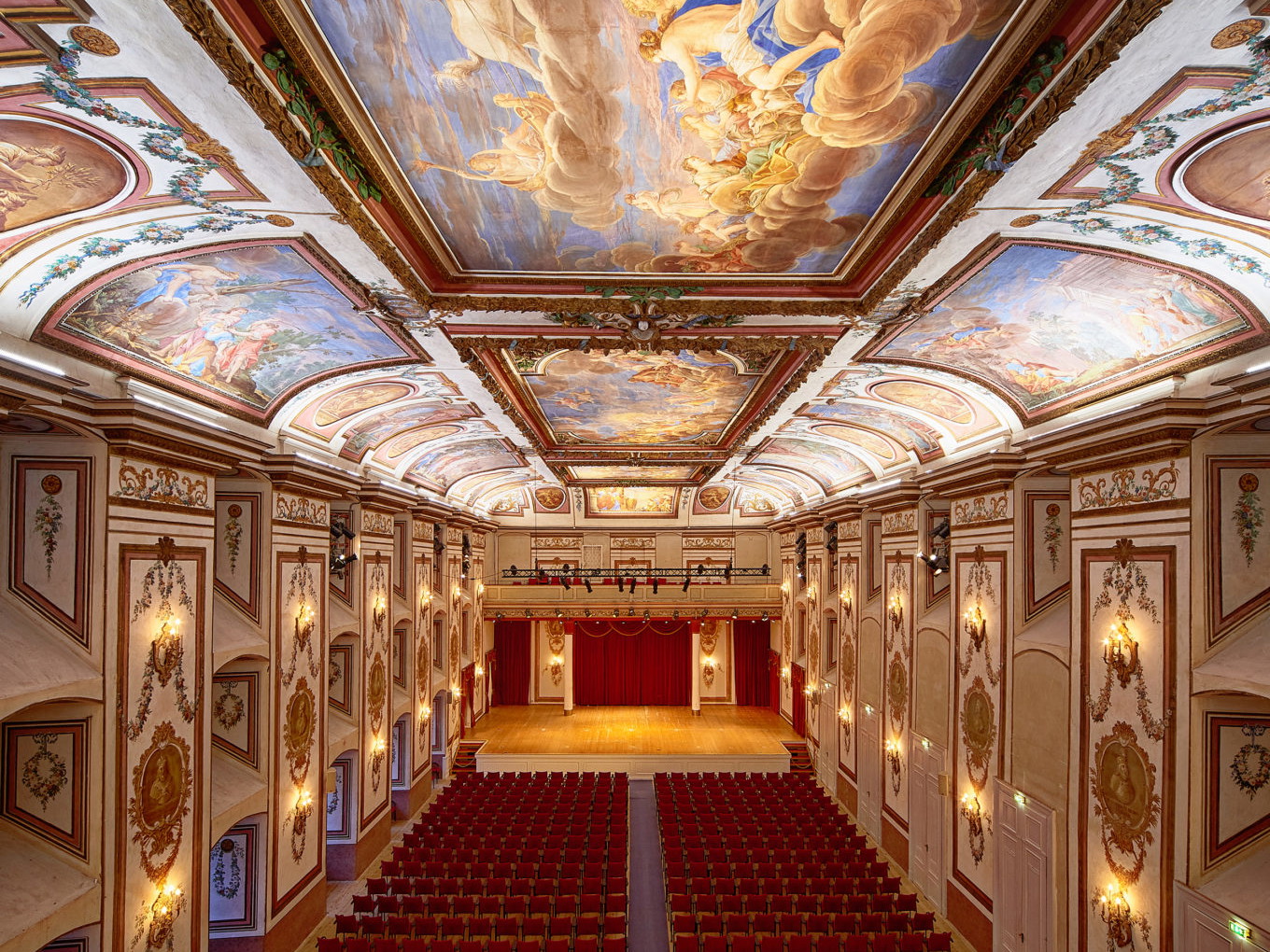 Das Herbstgold-Festival bietet heuer wieder zahlreiche Kultur-Highlights. Zum Beispiel das Opernregisseur-Debüt von ORF-Kulturchef Martin Traxl im prunkvollen Haydnsaal im Schloss Esterházy in Eisenstadt.