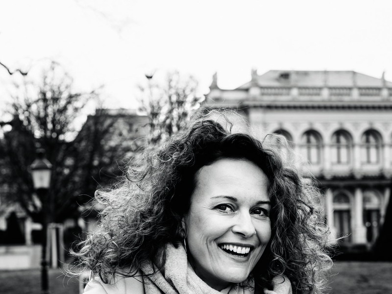 Martina Stilp – seit 2015 Ensemblemitglied im Theater in der Josefstadt – bringt als Mrs. Cheveley in „Der ideale Mann" den Stein ins Rollen