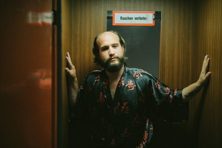 Aktuell spielt Matthias Liener den Oberkellner Leopold „Im weißen Rössl“ in Zürich. Die ikonische Peter-Alexander-Rolle passt in der Version der Shake Company exakt zum unkonventionellen Typus des Sängers, weshalb er auch ohne Perücke auftritt. 