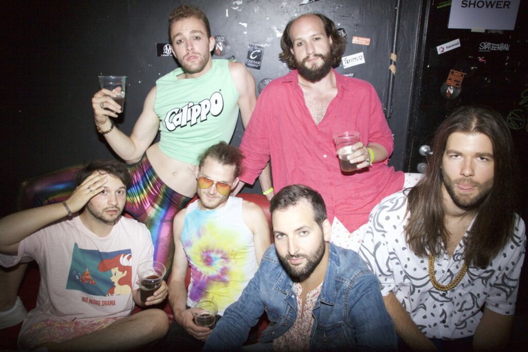Die Band LIENER hat zum Glück einen Hang zur Extravaganz: Lukas Popp, Lukas Karzel, Thomas Putz, Matthias Herrnegger, Matthias Liener, Benjamin Nyamandi 