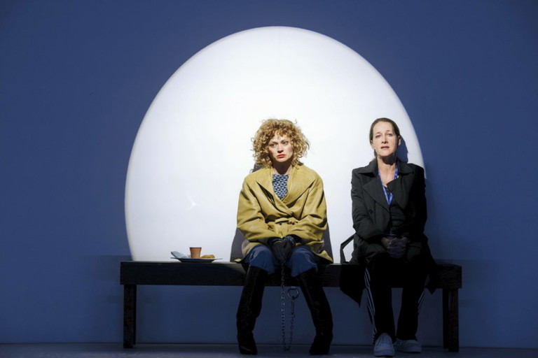 Moskitos.
Im Zentrum des Stücks von Lucy Kirkwood: die Schwestern Jenny und Alice, deren Beziehung von ständiger Anziehung und Abstoßung geprägt ist. Der Big Bang scheint immer vor der Türe zu lauern.