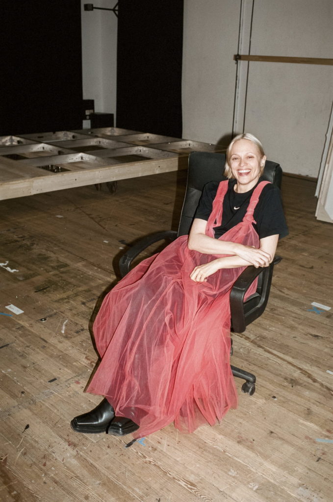 Theater als beruflicher Dreh- und Angelpunkt. Mavie Hörbiger macht es Spaß, in unterschiedlichen Inszenierungen auf der Bühne zu stehen und
sich immer wieder auf neue Regiepositionen einzulassen.