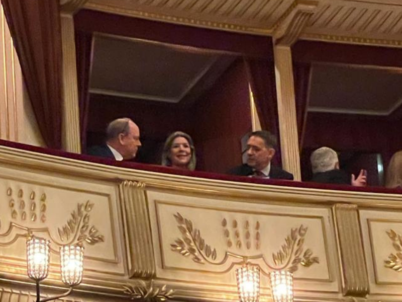 Albert und Caroline von Monaco gemeinsam mit Bogdan Roščić bei „Il turco in Italia“ in der Wiener Staatsoper. 
