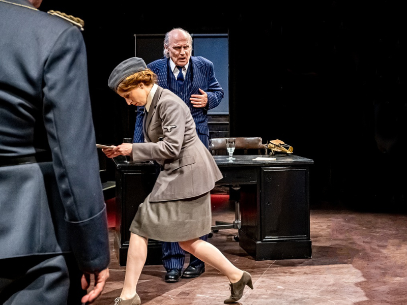 Johanna Arrouas spielt die Nazi-Braut Waltraut von Mohrungen in „Des Teufels General“ bei den diesjährigen Festspielen in Reichenau.