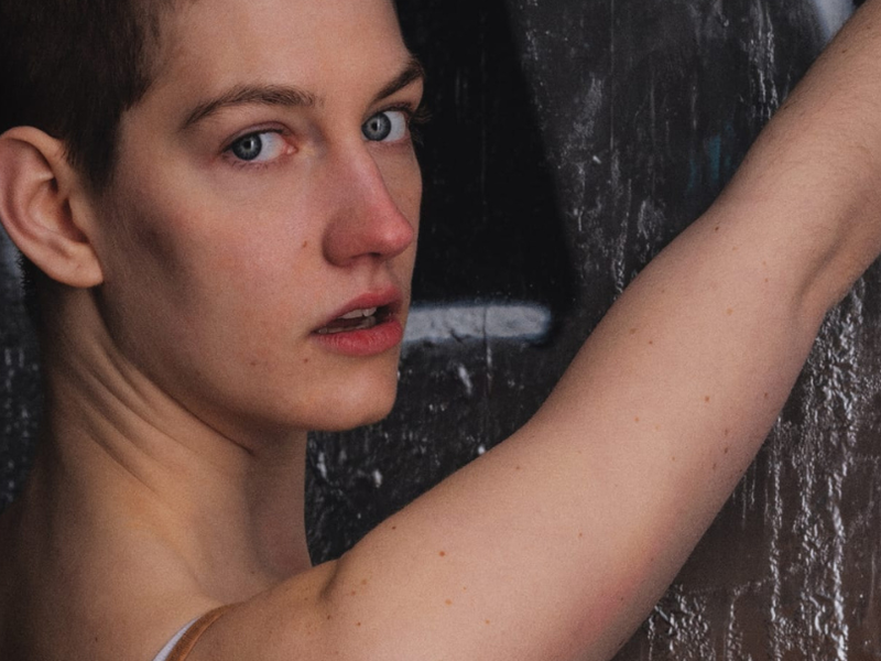 Patricia Falk steht in Franz Xaver Mayrs „Reigen"-Inszenierung in Gmunden auf der Bühne. 