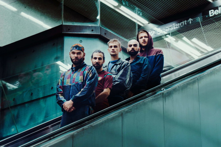 Nikita Buldyrski, Servan Durmaz, Alaaeldin Dyab, Kai Götting und Igor Karbus sind in der Uraufführung von „Knechte" zu sehen. 