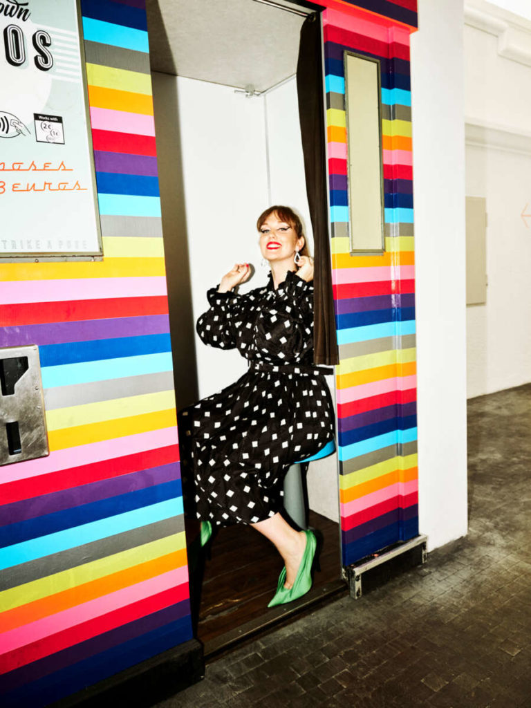 Mélissa Petit in der Fotobox in der Halle E des MQ. 
