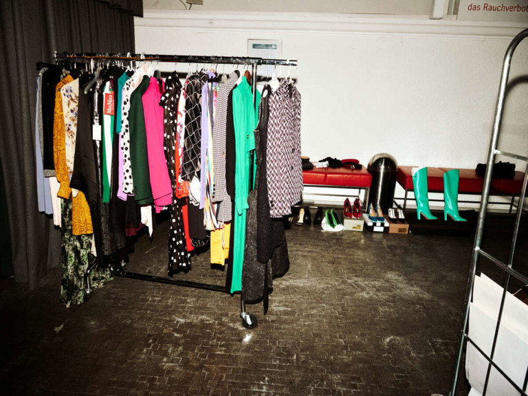 Das ist die Auswahl an Outfits, mit der wir die Fotoproduktion starteten. Gemeinsam mit Stylist Simon Winkelmüller, Fotochefin Kerstin White und Art-Director Patrick Schrack hat Mélissa Petit dann jene Outfits ausgewählt, die Sie auf den Fotos sehen. Als „Garderobe“ diente der Eingangsbereich der Halle E. 