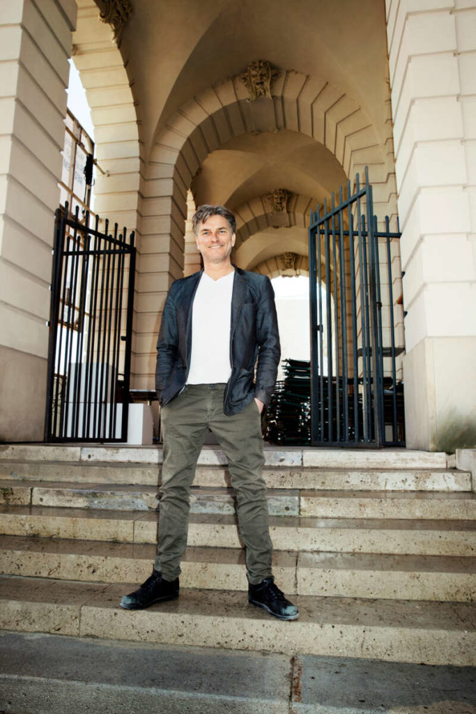Intendant &amp; Regisseur Stefan Herheim ist der neue Direktor des Theaters an der Wien, das jetzt im Museumsquartier spielt. Herheim ist einer der erfolgreichsten Theater- und Opernregisseure des deutschsprachigen Raums. 