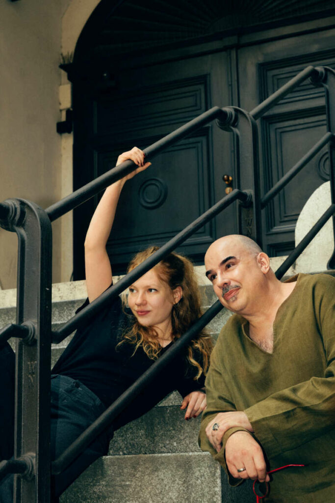 Robert Joseph Bartl und Juliette Larat auf den Stufen vor den Kammerspielen. Wiewohl die beiden eine Generation trennt, eint sie ihre unbedingte Liebe zur Sprache. 