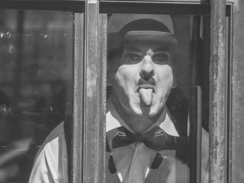 Sir Charles Spencer „Charlie“ Chaplin, war ein britischer Schauspieler, Regisseur, Drehbuchautor, Schnittmeister, Komponist, Filmproduzent und Komiker.