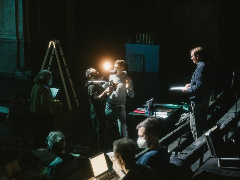 Mit „Die Maschine in mir" mit Michael Maertens bietet das Wiener Burgtheater eine Produktion für den virtuellen Raum an.