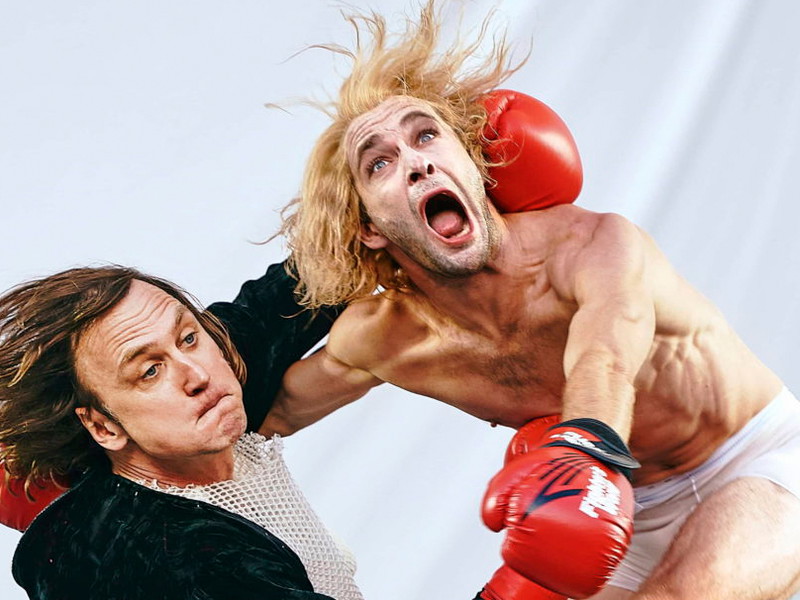 Lars Eidinger als Jedermann und Mirco Kreibich als Schuldknecht im spektakulären Infight. Das Foto zeigt, zu welchen Körperlichkeiten Kreibich fähig ist. 